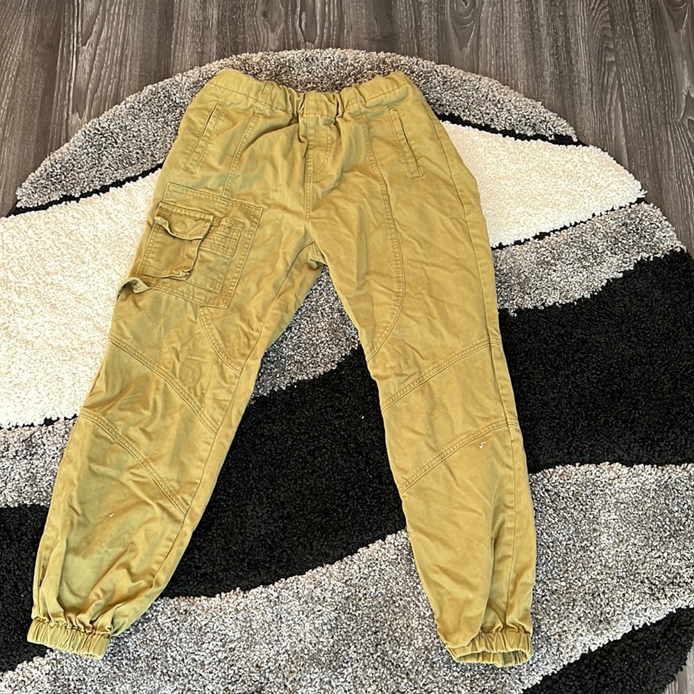 Olive green cargo runched pants. Runched waist band. Size medium.